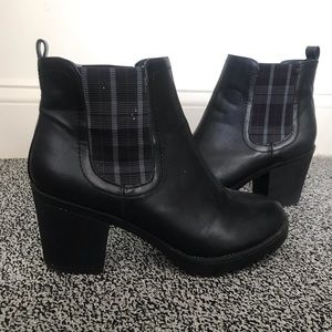 Worn once Black ankle booties